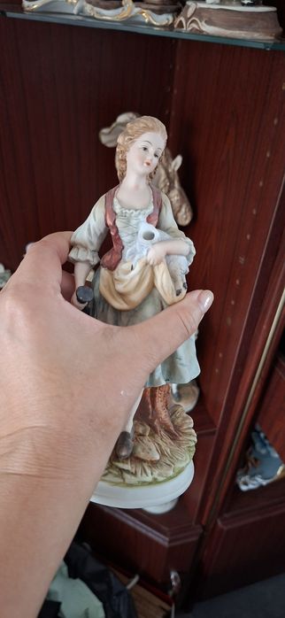 Várias estatuetas