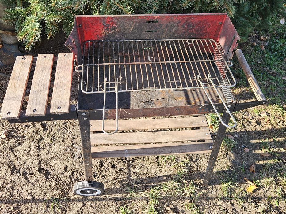 Grill na kółkach z półkami