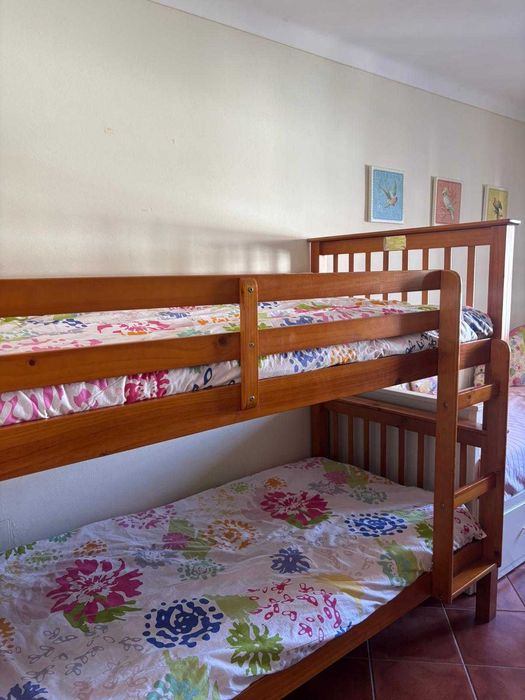 Beliche com colchões em V. N. Milfontes