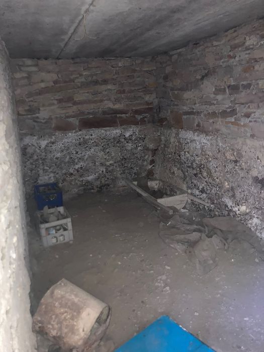 Земельна ділянка з будиночком