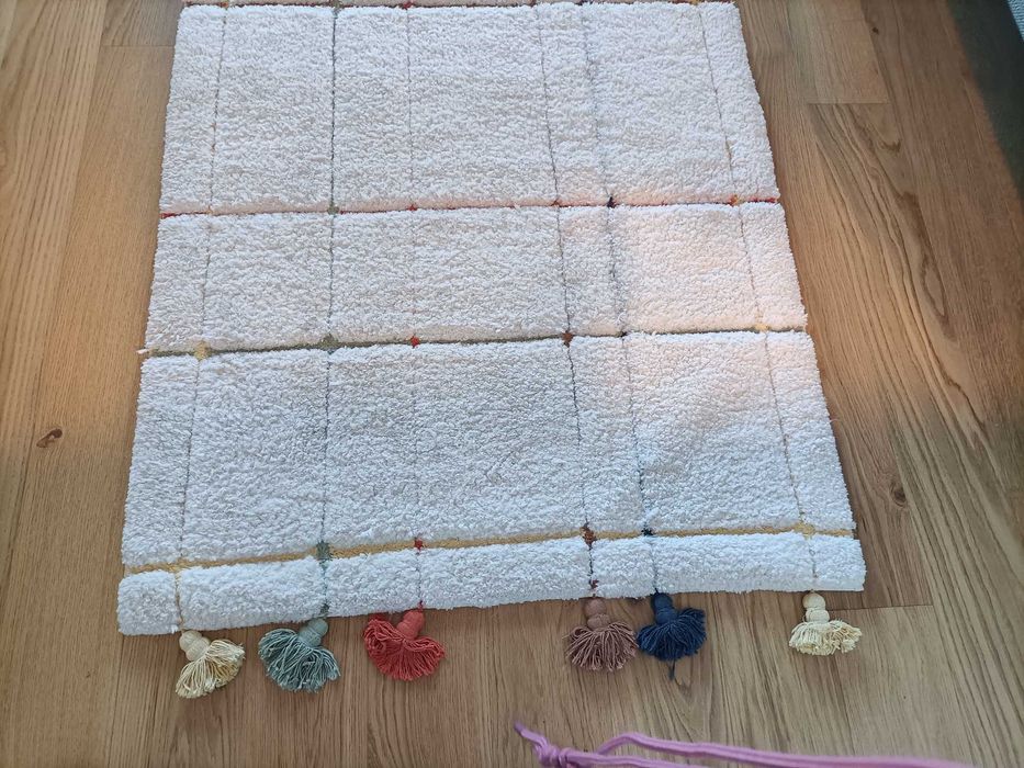 Tapete Zara Home de algodão com pompons