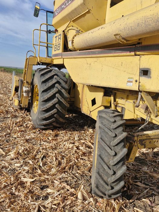 Зернозбиральний комбайн NEW HOLLAND TR 88.
