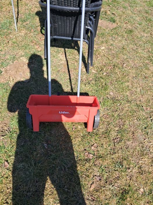 Siewnik do trawy lub nawozu