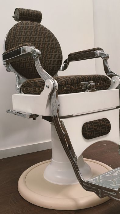 Cadeiras Barbeiro restauradas e personalizadas da marca FENDI