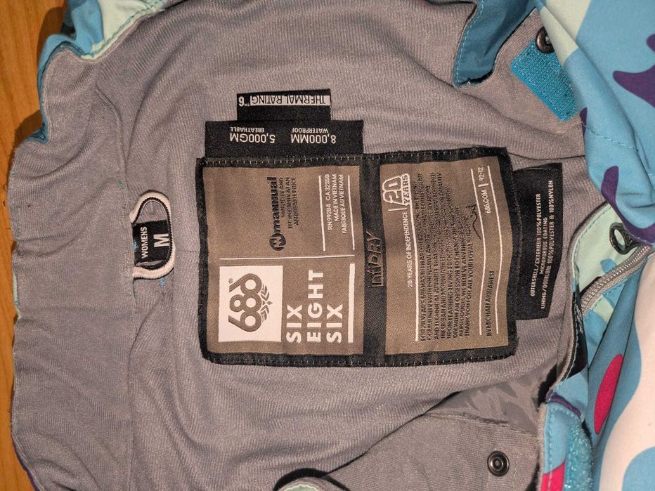 Spodnie snowboardowe lub narciarskie.