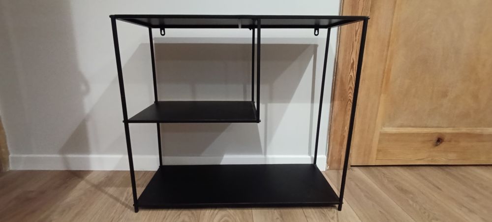 Czarna metalowa konsola