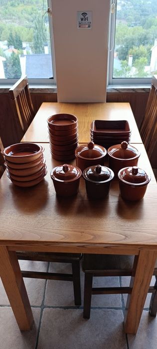 Jarra de vinho,  loiça de barro, taças, tachos , pratos ,travessas