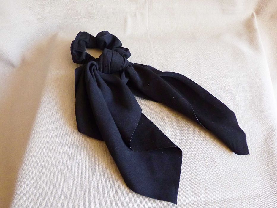 Czarna gumka do włosów scrunchie ozdobna kokarda