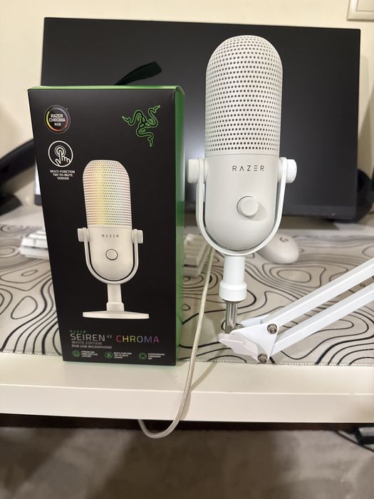 Razer Seiren V3 Chroma com suporte