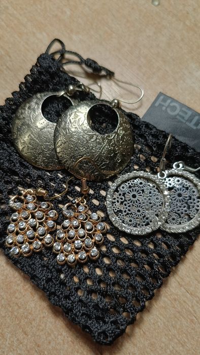 Сережки, перстні, підвіски та броши