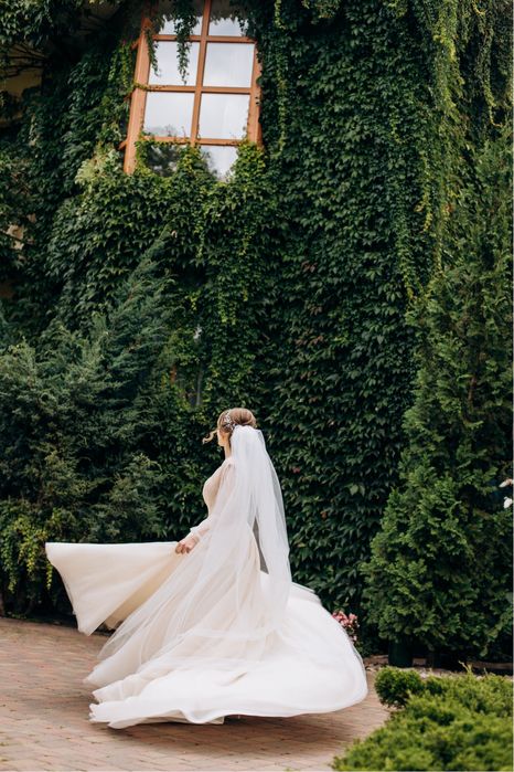 Вишукана весільна сукня айворі