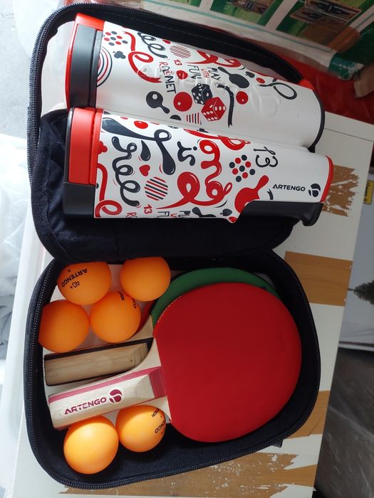 Rede de ténis de mesa com raquetes e bolas