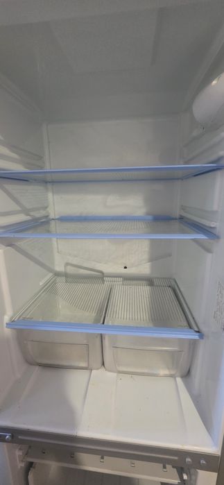 Полностью рабочий холодильник Indesit C132G.016