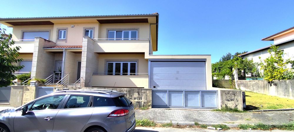 Moradia T3 geminada em Figueiredo (Amares)