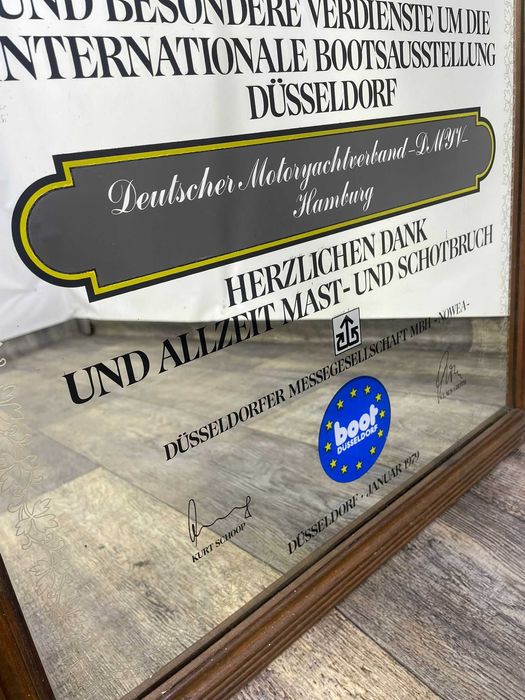 Lustro z reklamą w drewnianej ramie