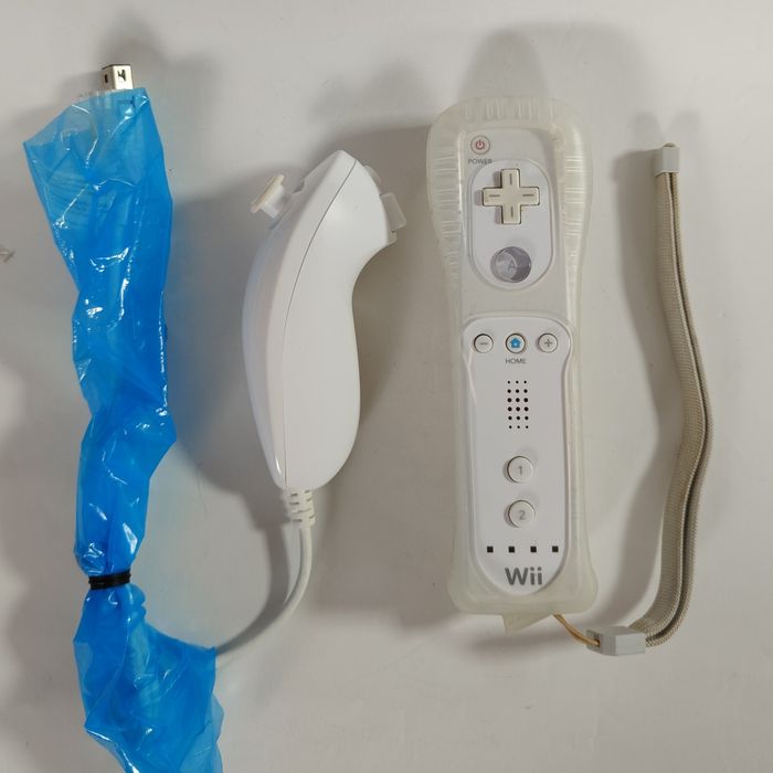Oryginalny zestaw Nintendo Wii Remote + Nunchuk + Silikonowe etui
