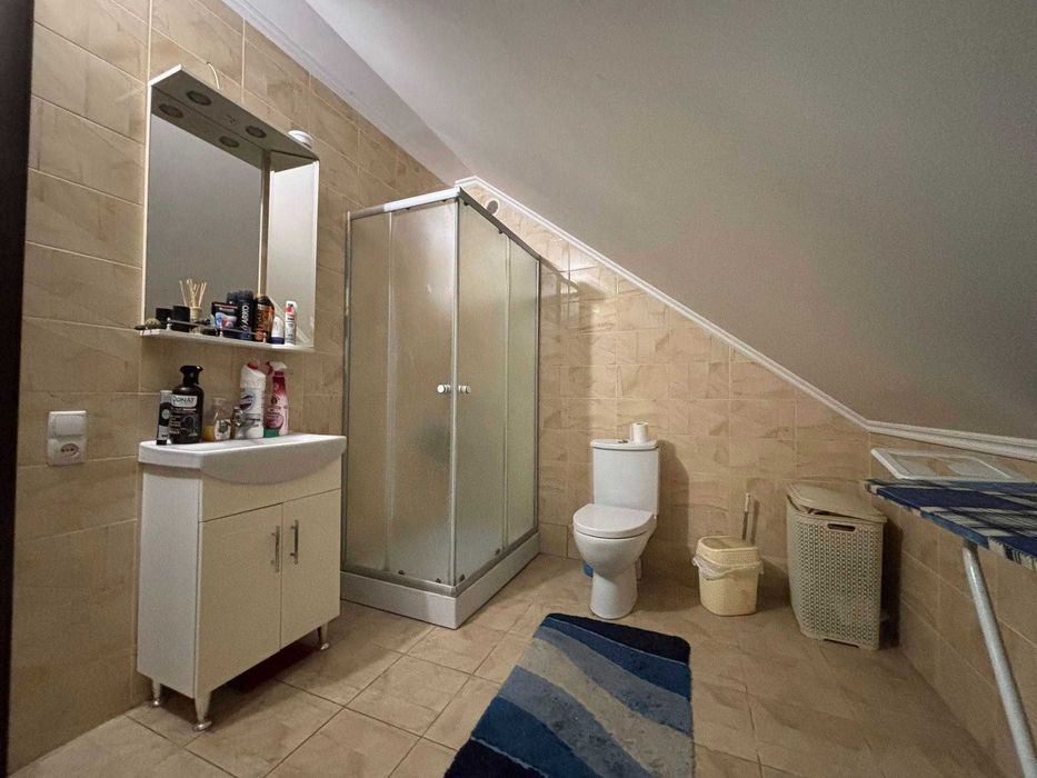 Продаж сучасного двоповерхового будинку