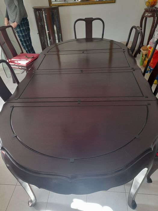 Mesa extensível escura, oriental com 8 cadeiras. 

Tem uma parte do vidro partida.
Poderá usar a mesa sem os vidros.

As cadeiras algumas soltaram se