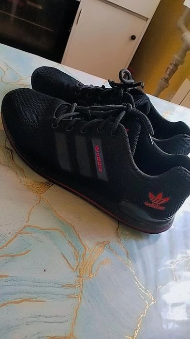 Кросівки Adidas  41 чорні з червоним
