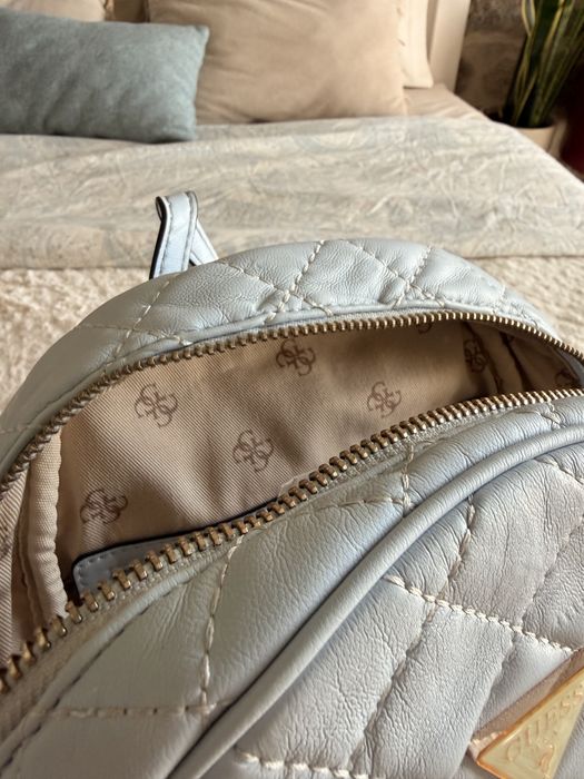 Mochila Guess Original Cinza Claro – Excelente Estado