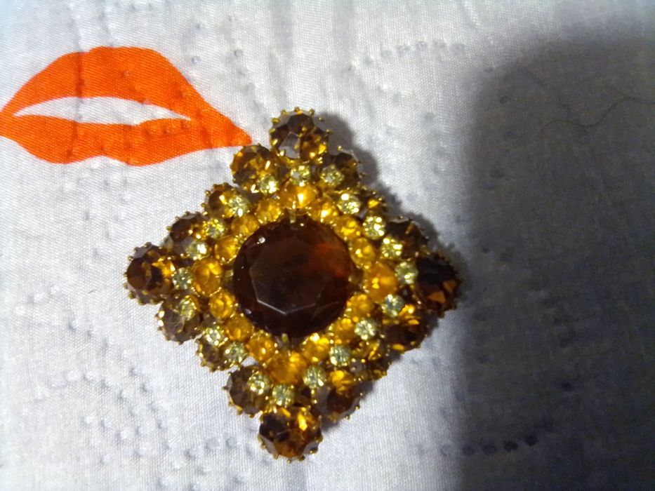 Продам брошь винтажную.От 200гр. и выше.