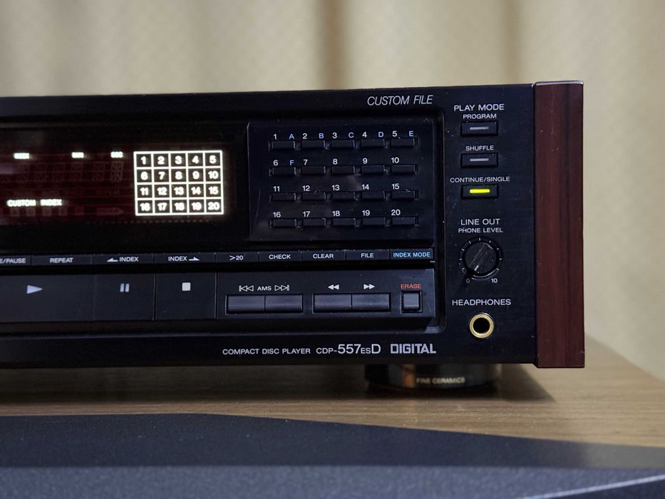 Sony CDP-557ESD (серія ES, Made in Japan) - 220 в , пульт.