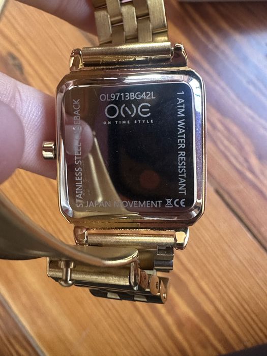 Relógio dourado ONE
