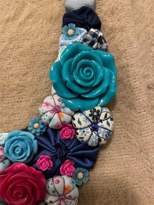 Colar azul feito à mão