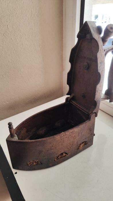 Ferro de engomar antigo