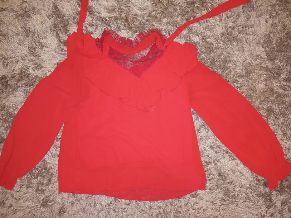 Camisa vermelha com folhos