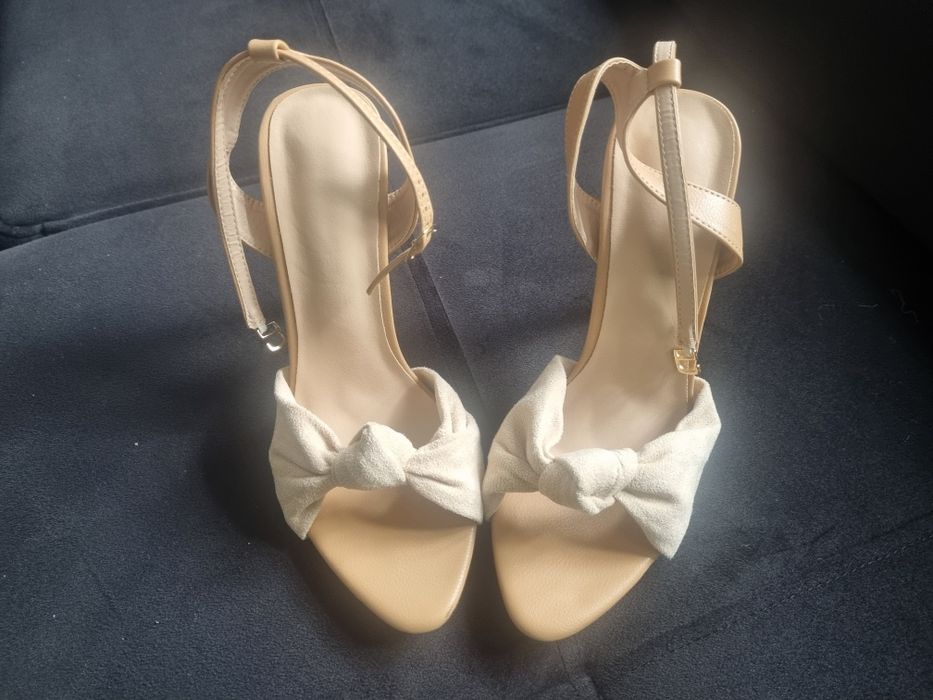 Buty  beżowe na obcasie