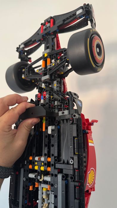 Suporte de Parede Vertical LEGO® Technic Ferrari SF-24 F1 Car (42207)