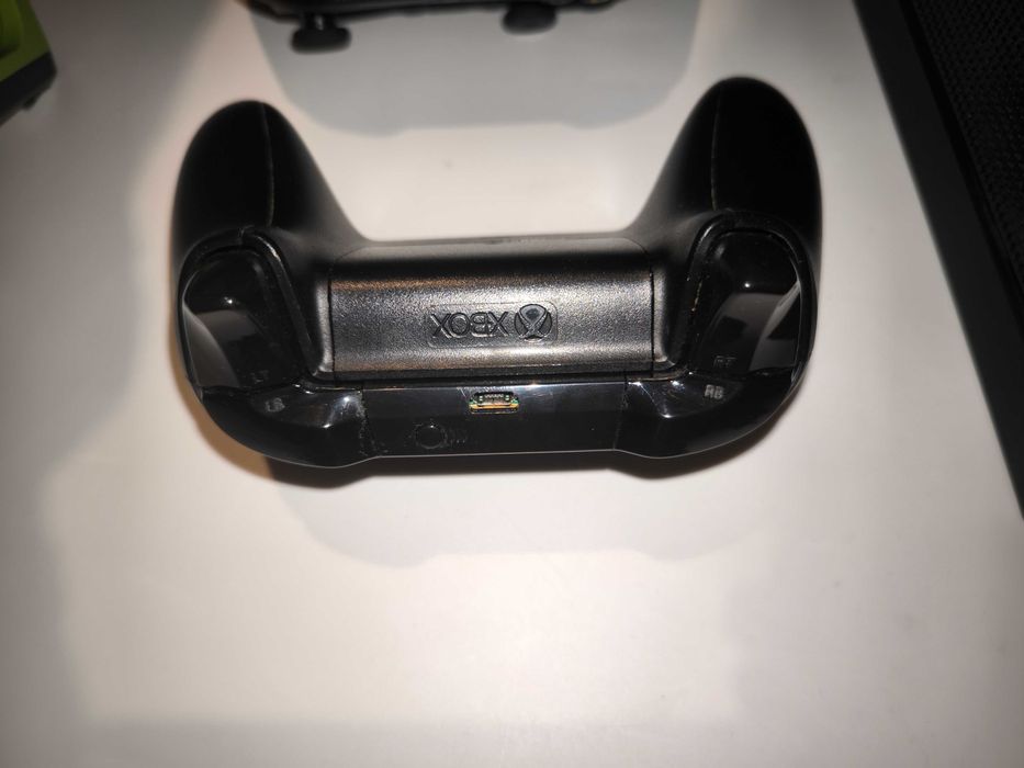 Microsoft Xbox One X 1TB Black (комплект)