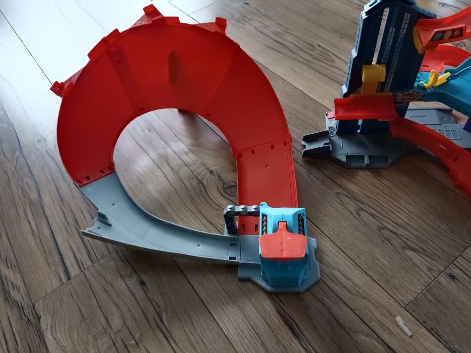 Hot Wheels tor wyścigowy / pętla + parking / garaż wielopoziomowy