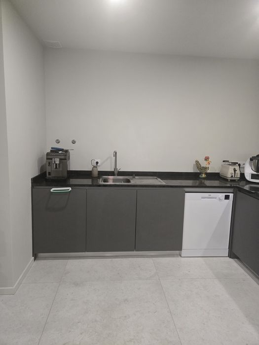 Cozinha com alguns electrodomésticos com 6 meses de utilização