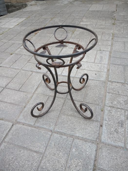 Кована підставка для вазонів