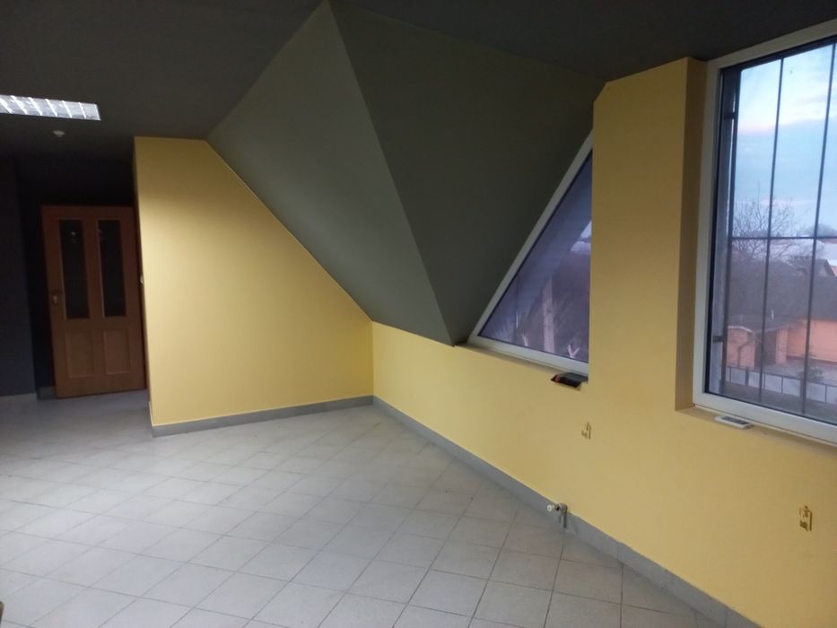 Продається  комерційна будівля, просторі зали для торгів