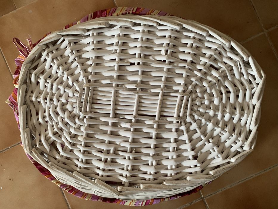 Cesta forrada em muito bom estado