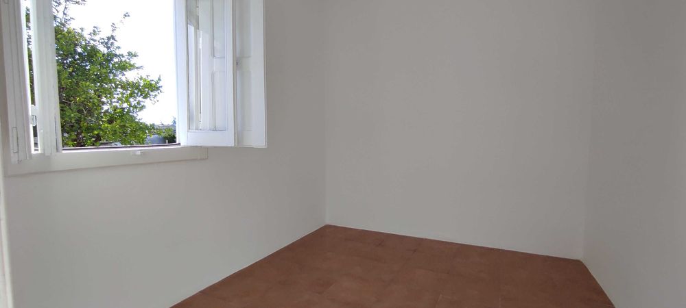 Arrenda-se moradia com dois quartos