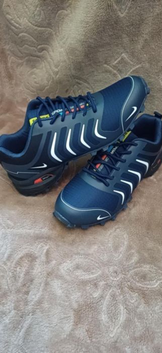 Nowe sportowe buty męskie.