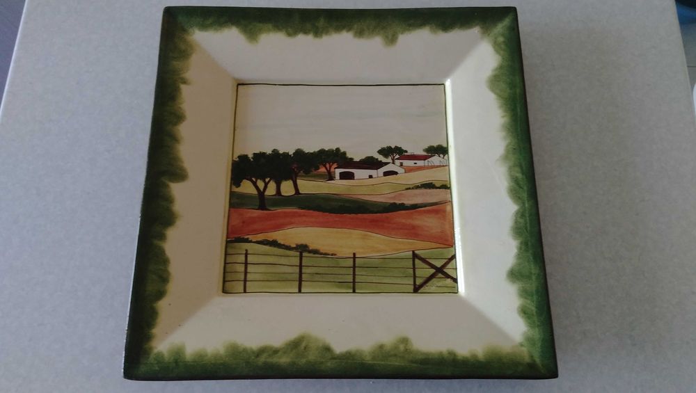 Prato alentejano artesanal pintado à mão com desenho exclusivo em Viana do Alentejo. Grande.