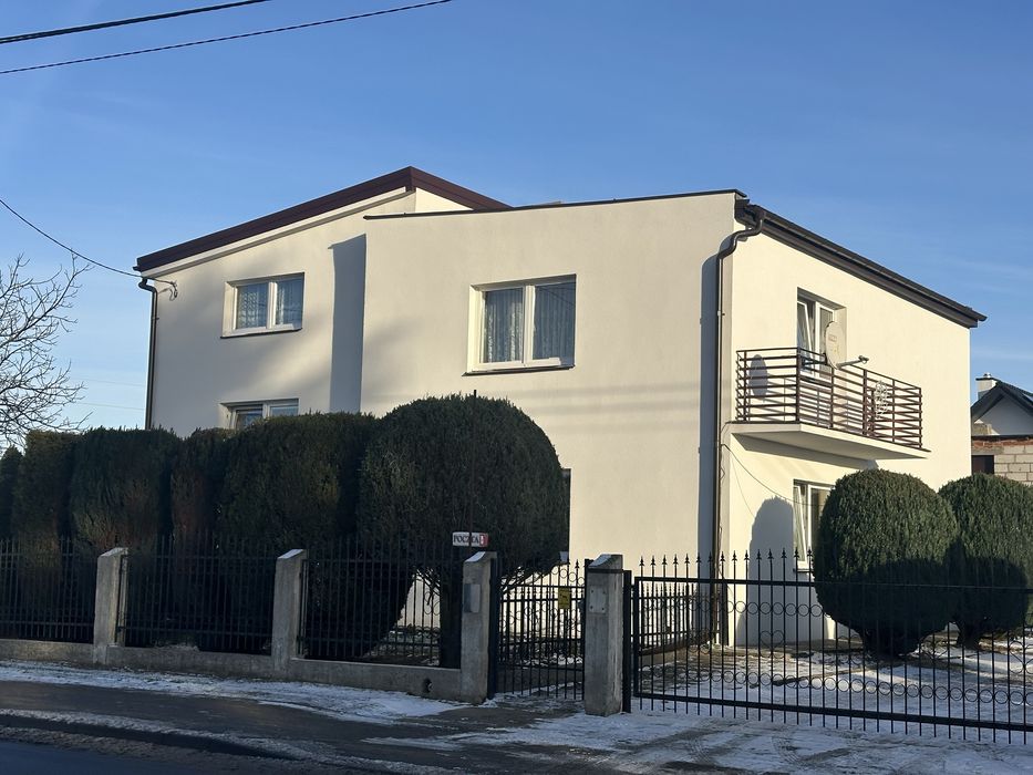 Dom jednorodzinny pietrowy z garażami