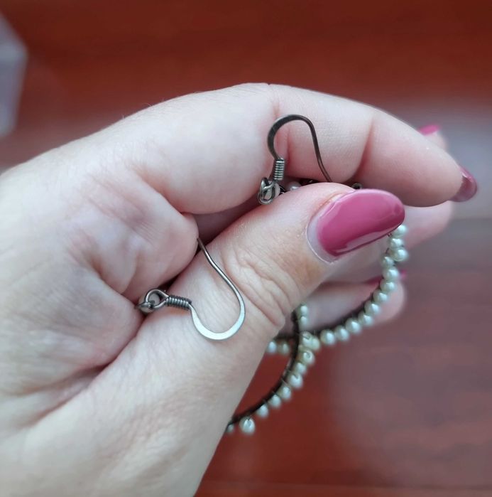 Brincos compridos e redondos com bolinhas brancas/ cremes