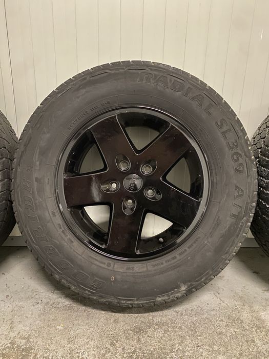 Conjunto 5 Jantes Originais JEEP R17 c/ Pneus Furação 5x127 como novas