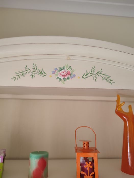 Estante e mesa de cabeceira com motivos florais pintados á mão para quarto infantil