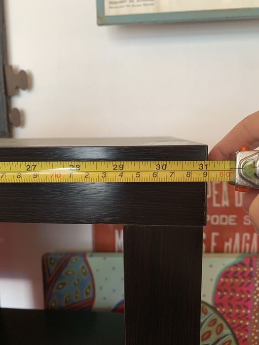 Estante de sala com prateleiras e 3 pequenos armarios.