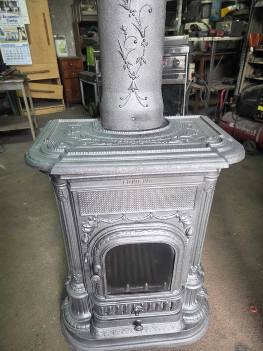 Salamandra em ferro fundido em bom estado