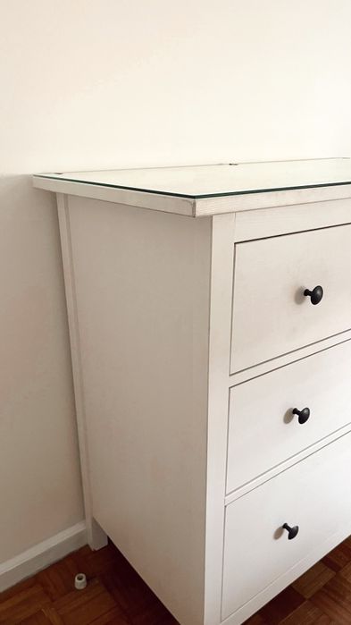 Cómoda branca modelo Koppang maciça Ikea