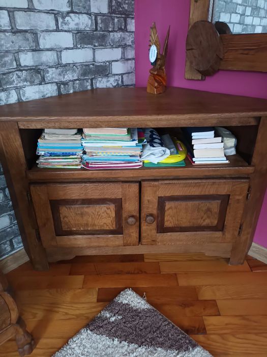 Дерев'яний комод з дзерколом