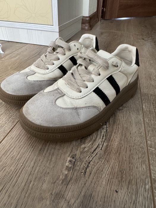 Легкі зручні кросівки